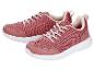 Een paar roze sportschoenen met witte veters en witte zolen.