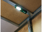 Werklamp bevestigd aan metalen frame en houten plaat in een hoek