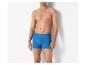 Man zonder shirt in blauwe geribbelde boxershorts