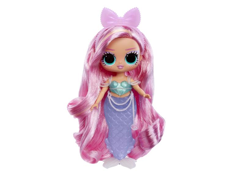 Pop met roze haar, zeemeerminnenoutfit en strik in het haar.