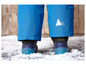 Blauwe winterbroek met blauwe en zwarte schoenen op sneeuw.