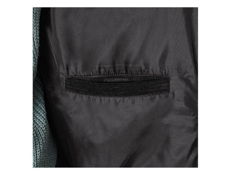 Detail van een zak op een zwart jack.