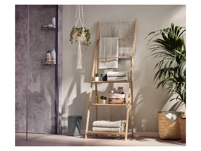 LIVARNO® houten ladder-handdoekenrek met handdoeken in een moderne badkamer.