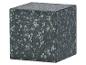 Donkergrijze kubus met een gespikkeld patroon, lijkend op graniet.