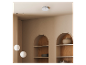 Rookmelder aan een licht plafond met decoratieve nissen en hanglampen.