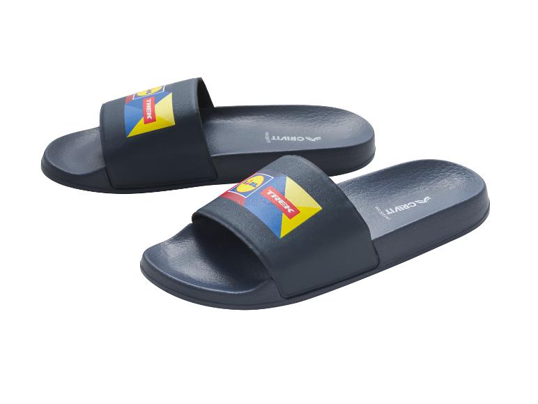 Donkerblauwe slippers met kleurrijk design en de tekst 'TREK'