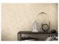 Getextureerd beige behang, zwarte console met decoraties en boeken.