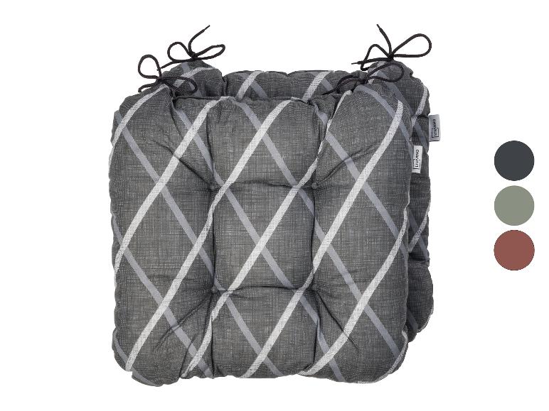 Grijs kussen met wit en grijs ruitpatroon en strikbanden, met kleurstalen.
