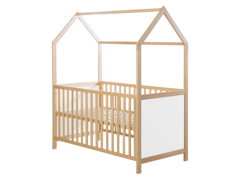 Een houten babybed met een huisvormig dak.