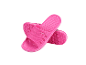 Paar roze zwembadslippers met gestructureerde zolen.