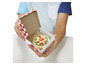 Een kind houdt een pizza van Play-Doh in een doos vast.