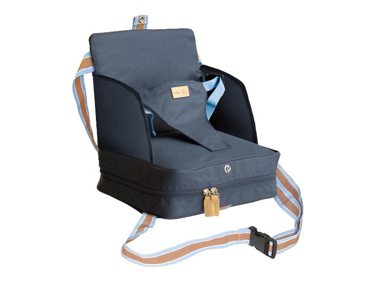 Donkerblauwe draagbare kinderstoel met gestreepte banden.