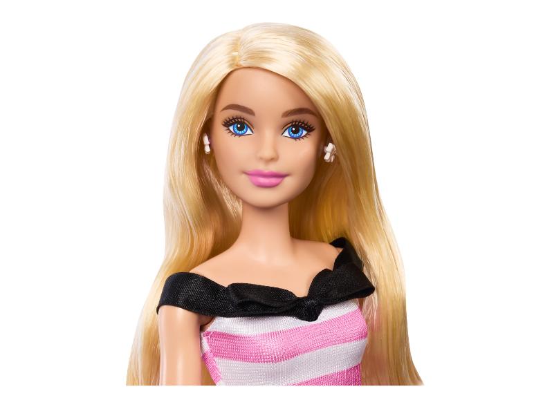 Barbie in een roze-wit gestreept jurkje met een zwart strikje.