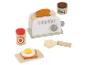 Houten speelgoedbroodrooster met toast, jam, smeersel, boter en ei op een snijplank.