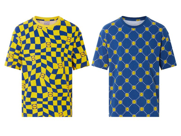 Twee Lidl t-shirts: één met geel-blauwe ruitjes, de ander donkerblauw met een herhalend Lidl patroon.