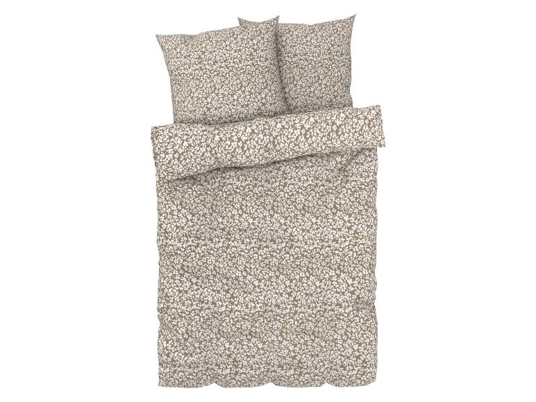 Beige beddengoed met wit bloemenpatroon: dekbedovertrek en kussenslopen.
