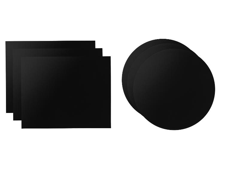 Sets van zwarte rechthoekige en ronde bakmatten