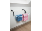 Droogrek aan radiator met blauwe en roze handdoeken.