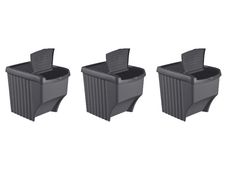 Drie donkergrijze compostbakken met open deksels, op een rij geplaatst.