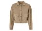 Een lichtbruin, kort bomberjack met knopen.