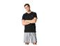Man in zwart sportshirt en grijze sportbroek met gekruiste armen