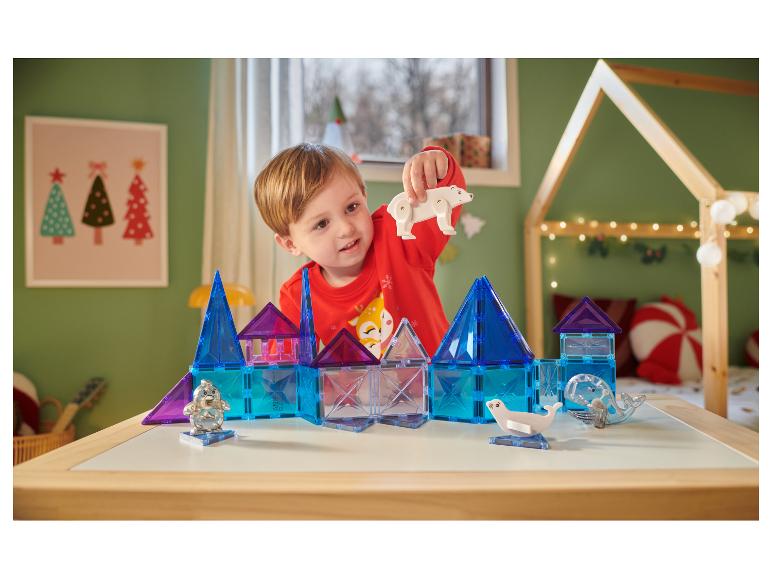 Peuter speelt met LUPILU magnetische bouwstenen in poolthema.