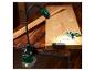 LED-werklamp met zwanenhals en accu, verlicht gereedschap en hout op een tafel.