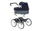 Poppenwagen in marineblauw en grijs met een witte strik.