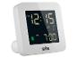 Witte digitale wekker met een zwart display dat de tijd 12:15 AM en alarm 7:00 AM toont.