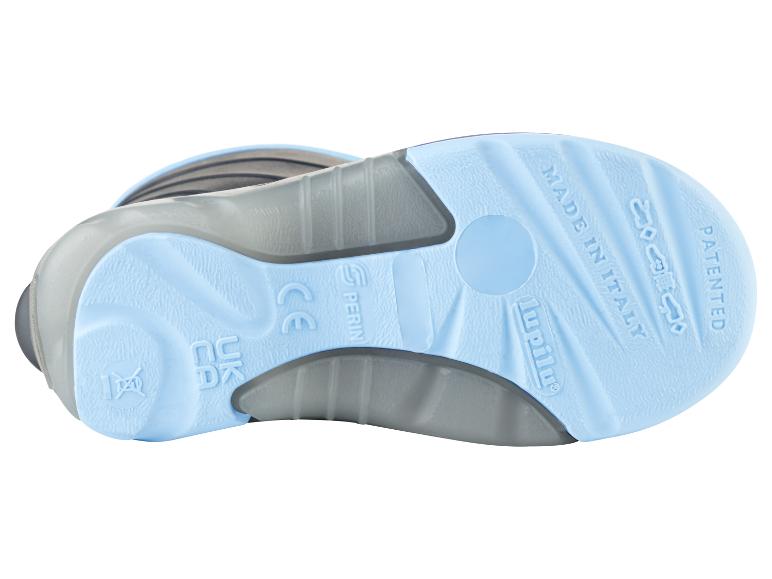 De zool van een blauwe kinderschoen van het merk Lupilu.