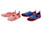 Roze waterschoenen voor kinderen met bloemenpatroon en blauwe met superheldenmotief.