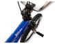 Blauwe BMX-fiets met zilveren stuur en zwarte banden.