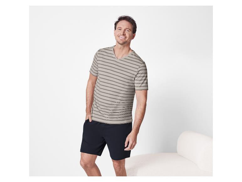 Herenslaappak: gestreept t-shirt en effen short.