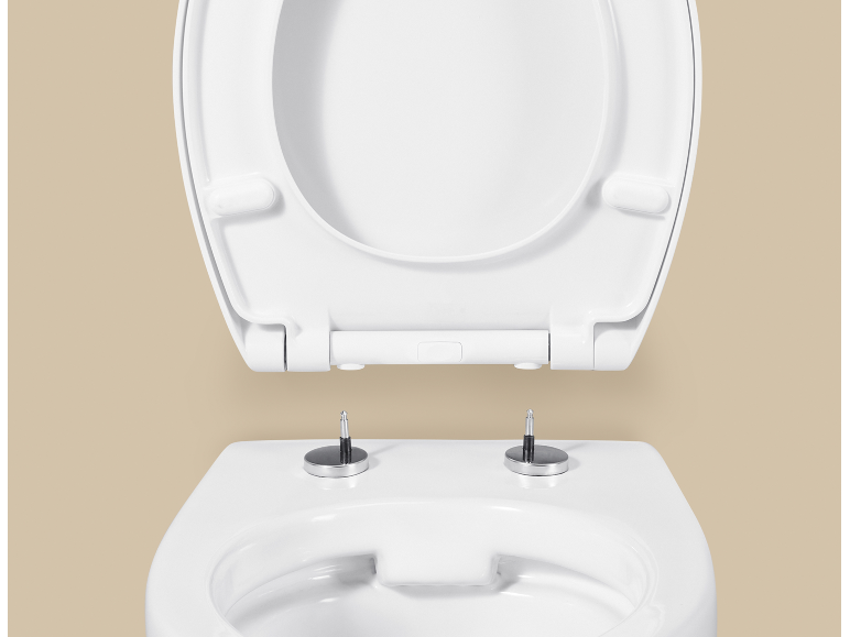 Witte toiletpot met opgeklapte zitting en deksel tegen een beige achtergrond.