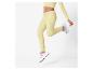 Joggingbroek en sneakers: pastelkleurige sportkleding.