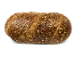 Een volkorenbrood met zaden op een zwarte achtergrond.