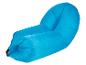 Blauwe opblaasbare luie stoel voor kamperen of het strand.