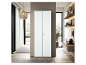 Witte kledingkast met twee deuren in een modern interieur.