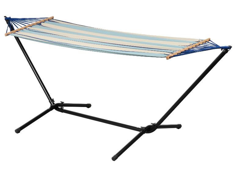 Blauw-wit gestreepte hangmat met zwart metalen standaard.