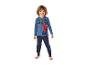 Jongen in blauwe pyjama met lange mouwen en superheldenprint.