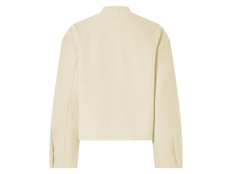 Een crèmekleurige trui met lange mouwen.