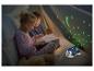 Kinderen lezen in een tent met een sterrenprojector nachtlamp die een sterrenhemel creëert.