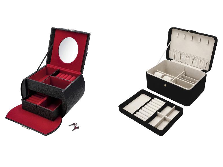 Twee zwarte juwelendoosjes, één met rood interieur en spiegel, de andere met beige interieur en uitneembaar dienblad.