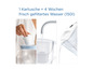 Een waterfilterkan met een filterpatroon, water wordt gefilterd en gegoten.
