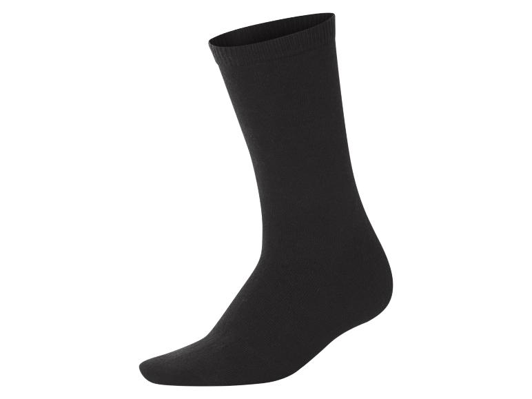 Een enkele zwarte sok op een witte achtergrond.