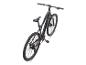 Zwarte elektrische mountainbike met een digitaal display op het stuur.
