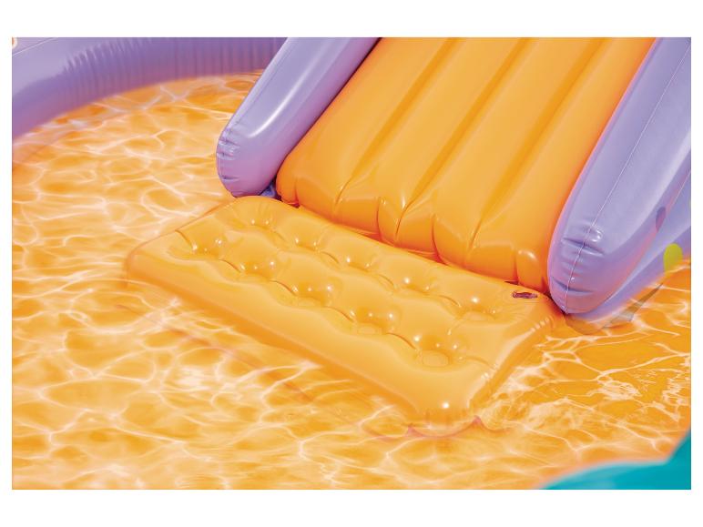 Opblaasbaar zwembad met een oranje glijbaan en paarse zijkant, gevuld met water.