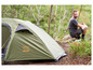 Een groene Grand Canyon Apex 1 tent op een camping.