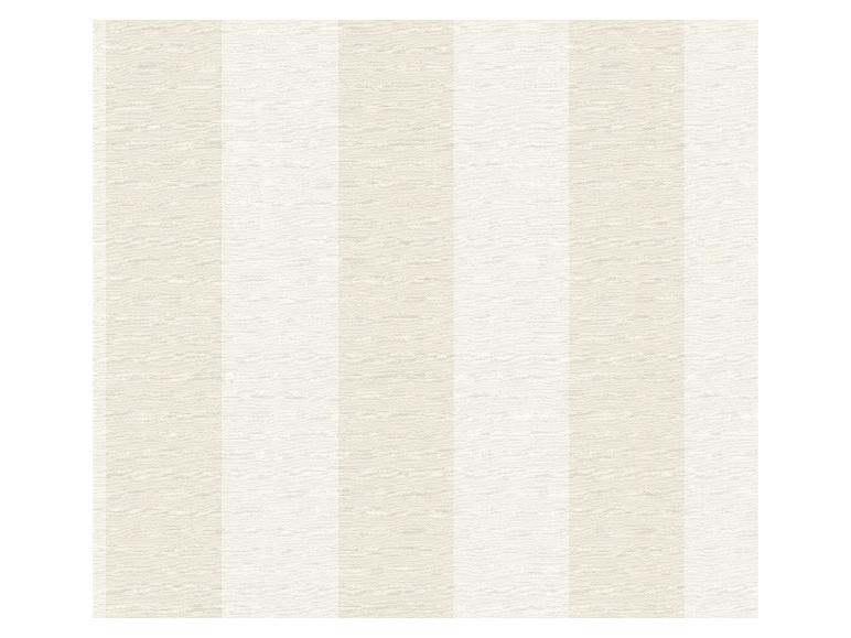Behang met verticale strepen in lichte, neutrale kleuren en een gestructureerd oppervlak.