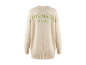 Beige oversized gebreide trui met groene tekst op de rug.